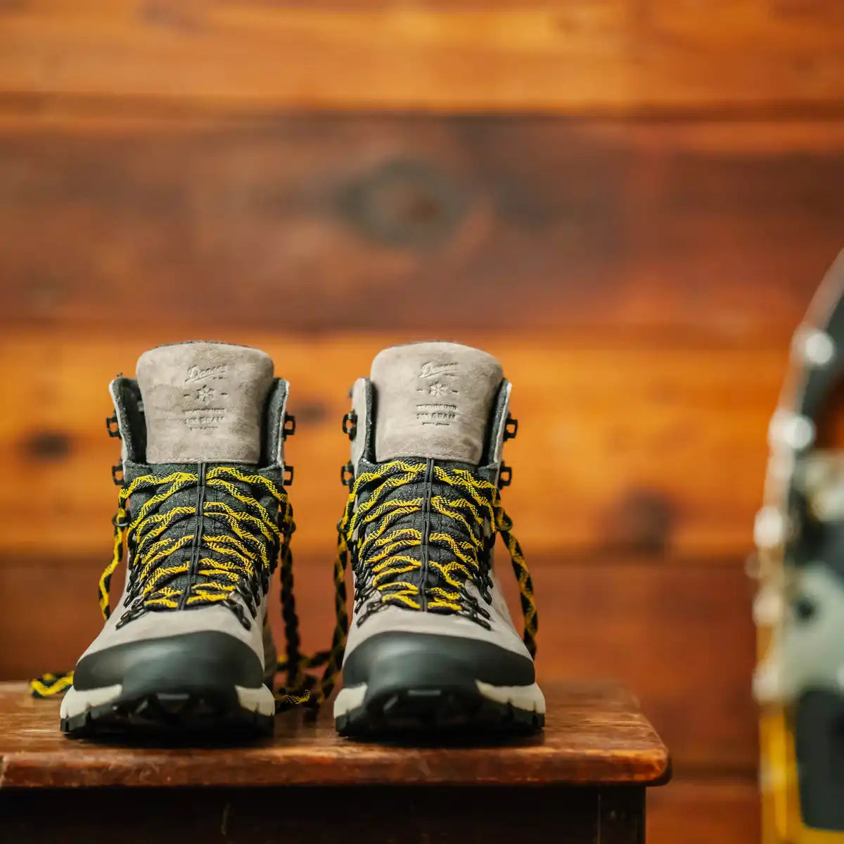Women's Arctic 600 Side-Zip 7" Driftwood/Yellow 200G